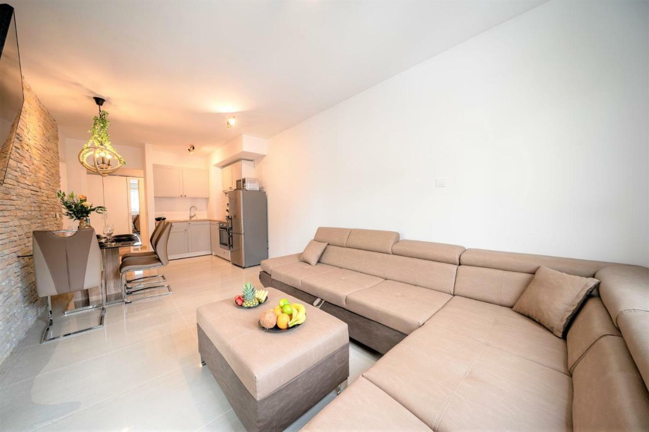 Luxury And Modern On The Main Apartma *